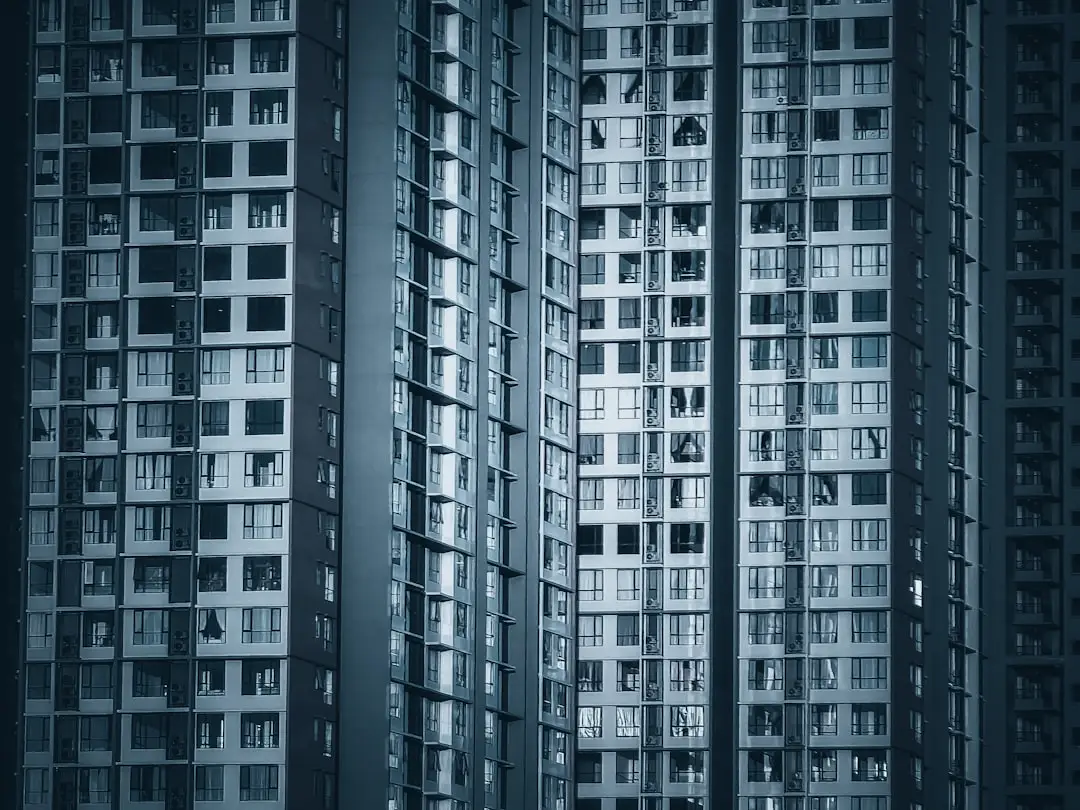 昊运地坪:防静电地坪与聚氨酯地坪性能对比分析